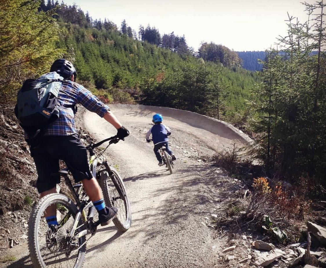 Дежурно напоминаю, что весёлый спорт без дрочки и занудства выглядит так. Трассы есть такие, что вон, даже ребёнок справится