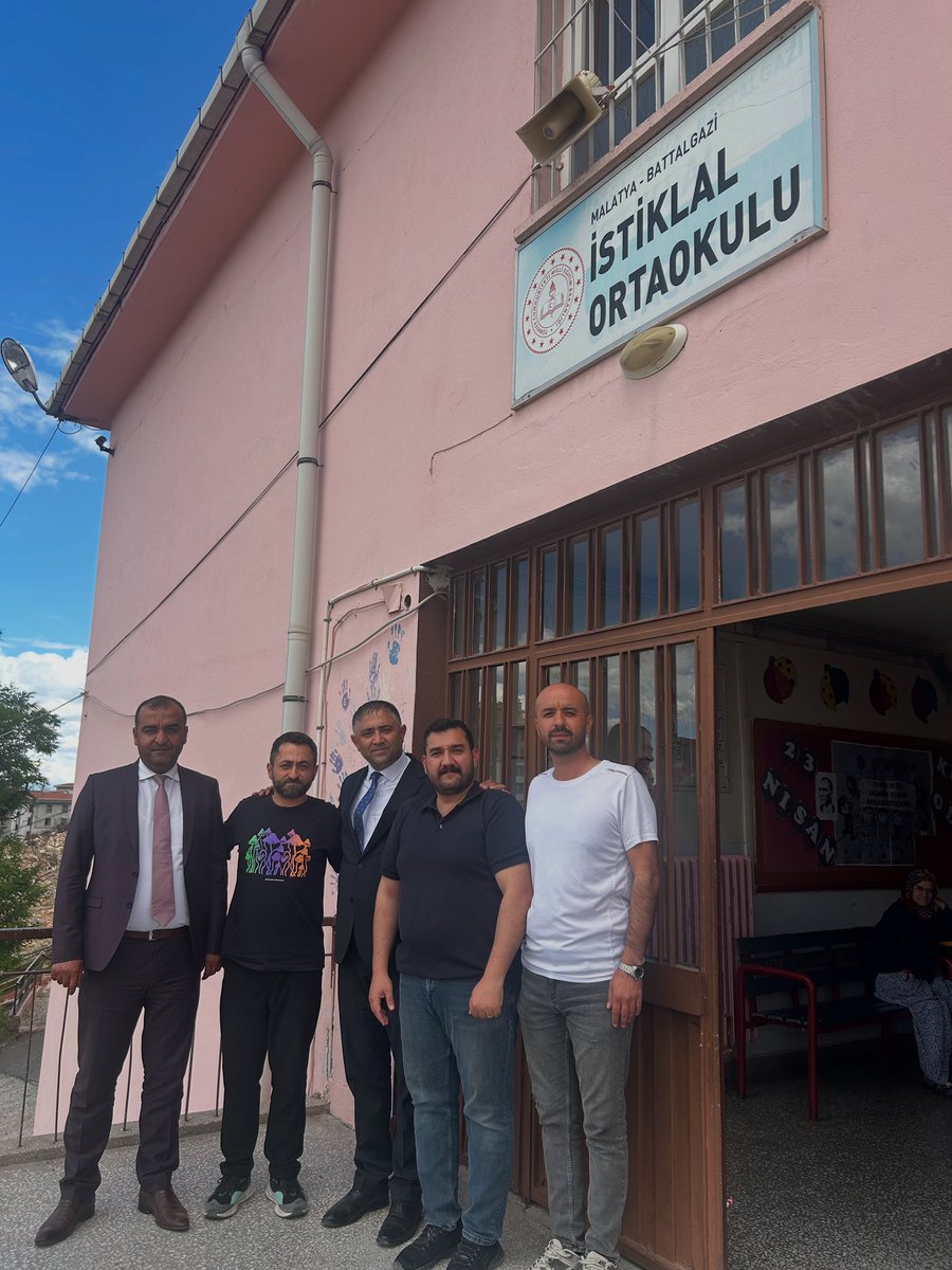 İstiklal Ortaokulu’nda kıymetli üyelerimizle bir araya geldik. Eğitim gündemine dair değerlendirmelerde bulunduk. Türk Eğitim Sen varsa her zaman umut vardır.