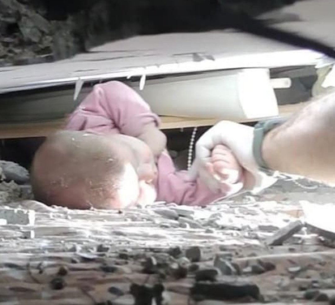 Enkaz altında yaşama tutunmaya çalışan minicik Gazzeli bir bebek...