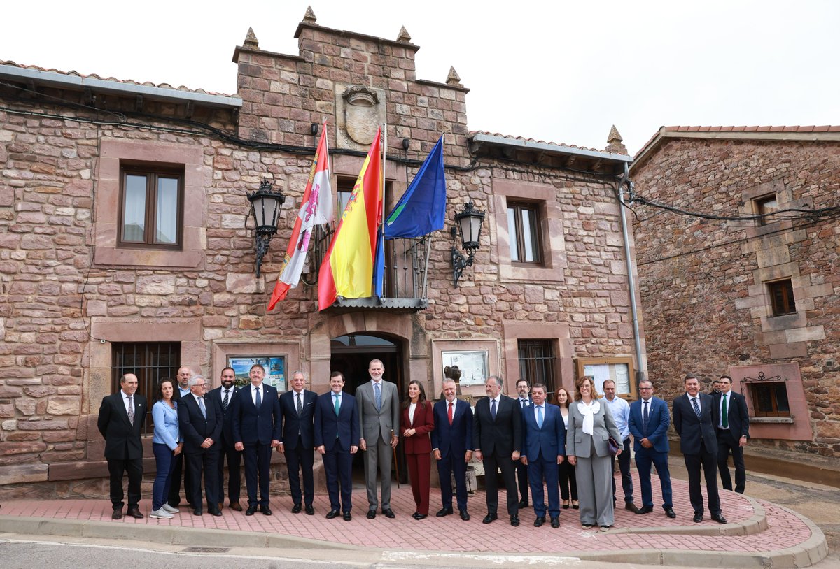 CasaReal's tweet photo. Los Reyes han visitado el Ayuntamiento de Brañosera (Palencia), con motivo de la conmemoración del 1.200º aniversario de su Fuero.

➡️https://t.co/VDvBDC1e2J https://t.co/EsKn0lBbko