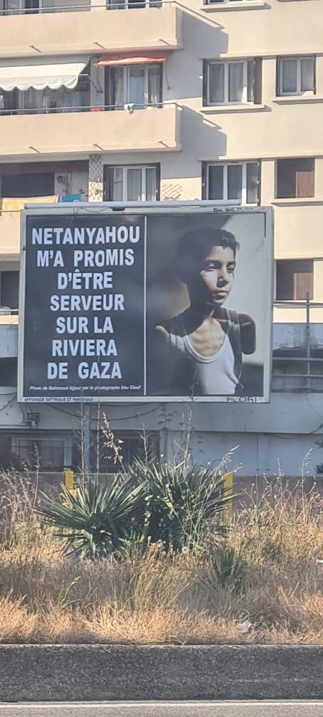 A Toulon, une affiche de Mahmoud Ajjour, un autre enfant amputé de Gaza.

L’humour grinçant de Michel-Ange Flori…