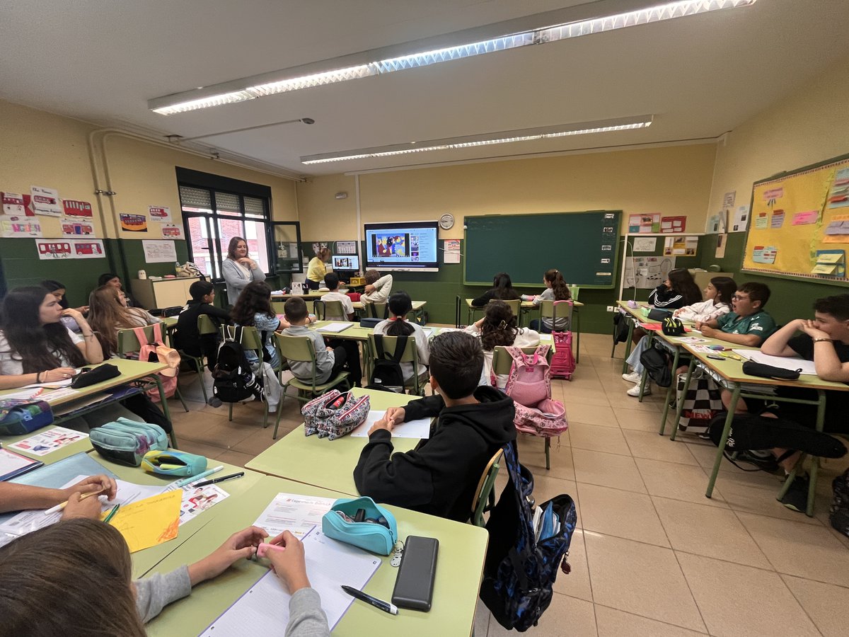 El alumnado de 6º de primaria ha participado en una charla del Programa de Educación Cívico Tributaria, impartida por Ana, funcionaria de la Agencia Tributaria. Una iniciativa educativa que acerca a los más jóvenes al impacto del sistema fiscal en su vida diaria y en su futuro