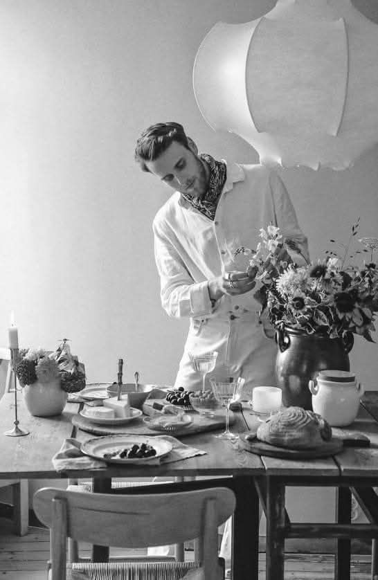 “De niño me sentía solo, y todavía me siento así, porque sé e insinúo cosas que otros parecen no conocer, y la mayoría no quiere saberlas. La soledad no consiste en no tener personas alrededor, sino en no poder comunicar las cosas que a uno le parecen importantes, de callar