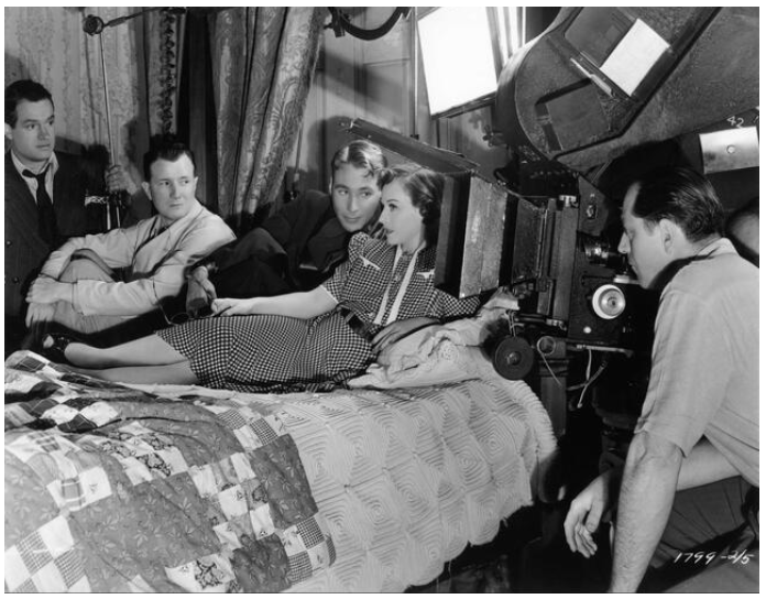goldenagefilm's tweet photo. Some more great #BTS photos from Bob Hope &amp; Paulette Goddard’s classic 1939 dark comedy, The Cat And The Canary. https://t.co/7SebxczmJa