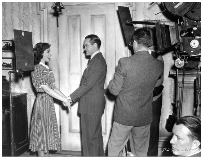 goldenagefilm's tweet photo. Some more great #BTS photos from Bob Hope &amp; Paulette Goddard’s classic 1939 dark comedy, The Cat And The Canary. https://t.co/7SebxczmJa
