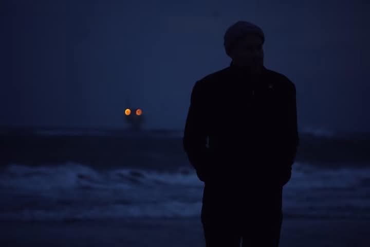 کہتے ہیں کُچھ درد اور  رویئے 
اِنسان کو بدل دیتے ہیں
میں بھی بدل رہا ہوں .. 
میں اُس اِنسان سے بہت ڈرتا ہوں 
جو میں بن جاؤں گا ..
میں کھو گیا ہوں .. 
کِنارے بہت دُور ہیں .. 
اور کشتی گرداب میں پھنسی ہوئی ہے، 
بھیجو نہ آسمان کی طرف کوئی دعا میرے لیے 😔