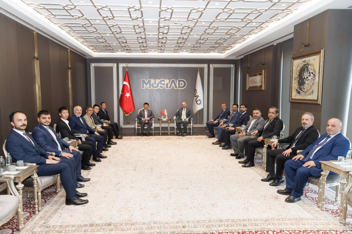 BurhanOzdemirTR's tweet photo. MÜSİAD Genel Merkezimizde, Çin Halk Cumhuriyeti İstanbul Başkonsolosu Sayın Wei Xiaodong ile bir araya geldik. 

Türkiye-Çin ekonomik ilişkilerini, ticaret ve yatırım alanlarındaki iş birliği imkânlarını değerlendirdik. MÜSİAD olarak, iş dünyası diplomasisini çok taraflı diyalogla güçlendirmeye devam edeceğiz.

Nazik ziyaretleri Sayın Başkonsolos ve heyetine teşekkür ediyoruz.