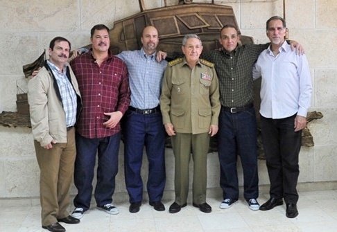 Con el recuerdo de aquel inolvidable día, muchas felicidades en sus 94, querido Raúl.
#CubaVencerá