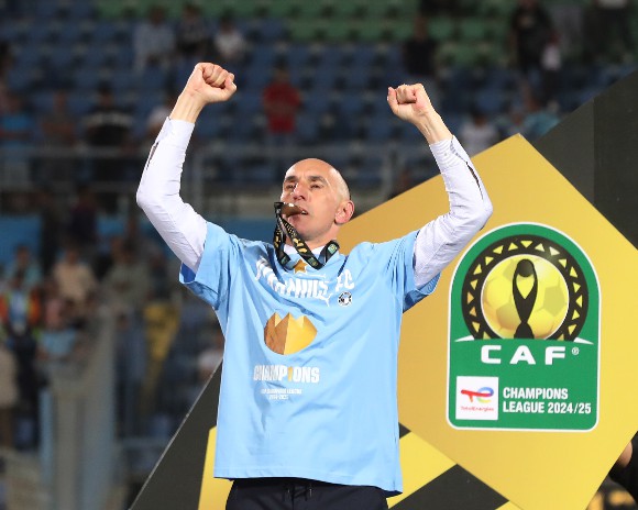 AfrFootball's tweet image. Jurcic: Pyramids deserved this title

Pyramids coach Krunoslav Jurcic struggled to find the words after guiding his team to a historic first-ever CAF Champions League title on June 1. #AfricanFootball #CAFChampionsLeague #pyramidsfc #Egypt

Read more: africanfootball.com/news/827848/Ju…