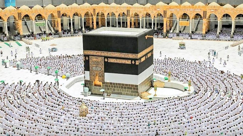 #مكة_المكرمة #الحج 
كل المَدائن وإن جلت محاسنُها
ليست كَ مكَّة إجلالاً وتعظيماً