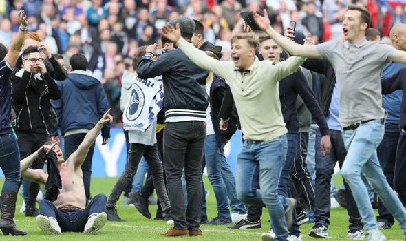 AEFootball92's tweet photo. .🗣️ | Football fans - The heartbeat of the EFL!❤️ 

Let’s take a look shall we…👀 

MILLWALL FANS!🦁 

👏🏻👏🏻👏🏻

#Millwall | #EFL | #EFLFans https://t.co/oNGxDArerL
