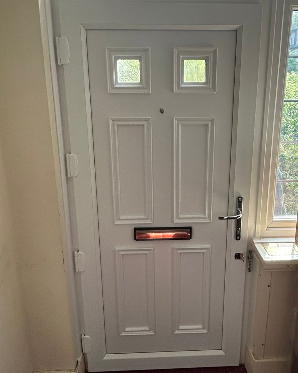 WembleyWindows's tweet photo. Swipe between the sleek white interior and the warm light oak exterior of this high-performance composite front door combindation, expertly installed by Wembley Windows.
#CompositeDoor #uPVCWindow #WembleyWindows #HomeRenovation #WhichTrustedTraders https://t.co/pPEhYFoqay