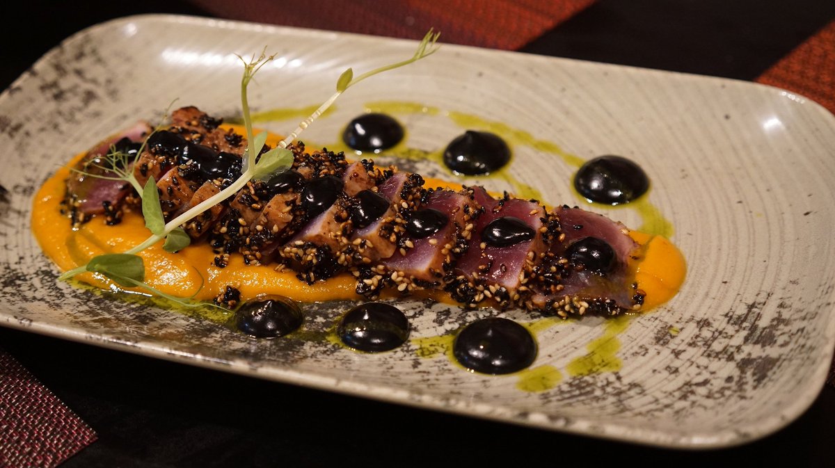 Tataki de atún rojo con puré de batata y curry de ajo negro en: empachate.com/inferno-gastro…