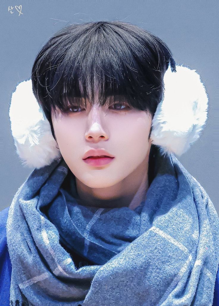 역시 쿨톤의 남자 흑발에 파란색이라 완전 미소년임