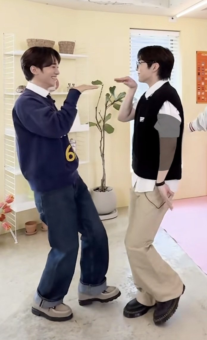 singingcatboys's tweet image. MY CHICKEN BANANAS 😭❤️