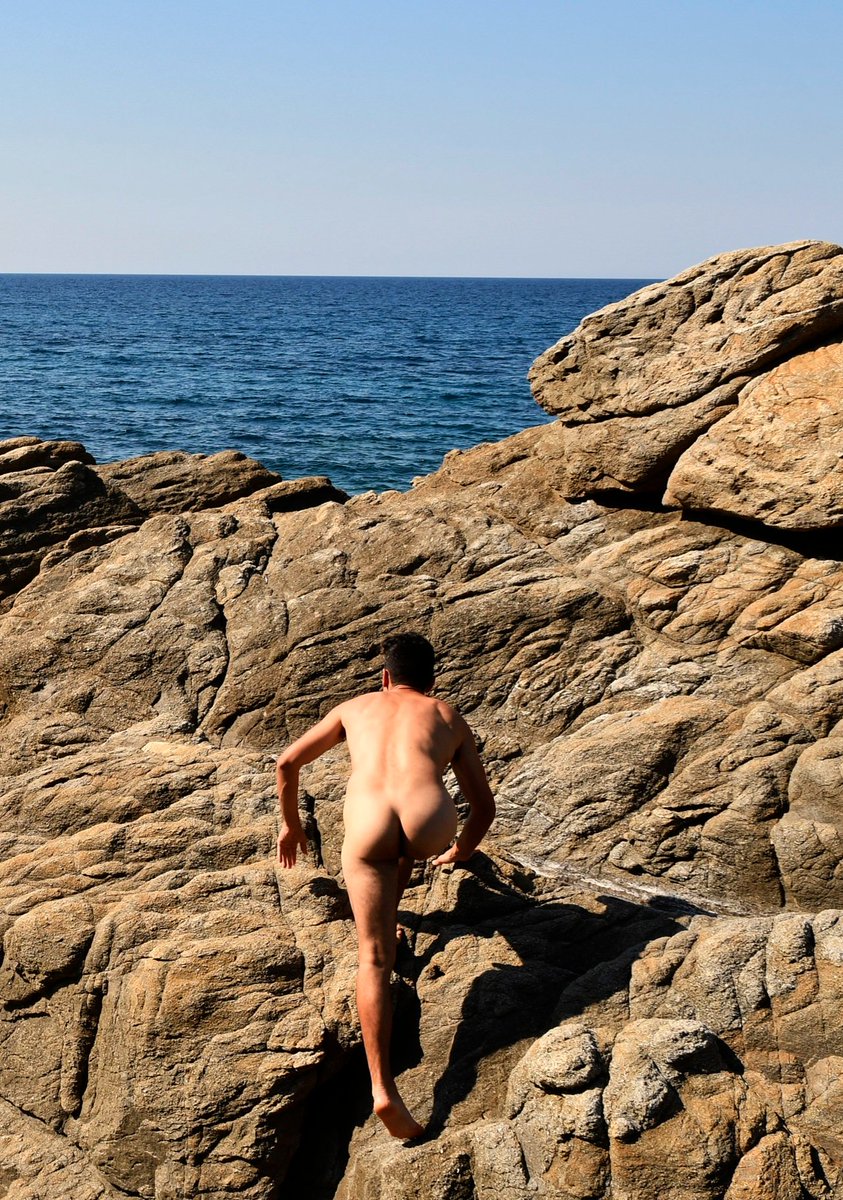 Rocky beach! Join me!

#fkk #nudist