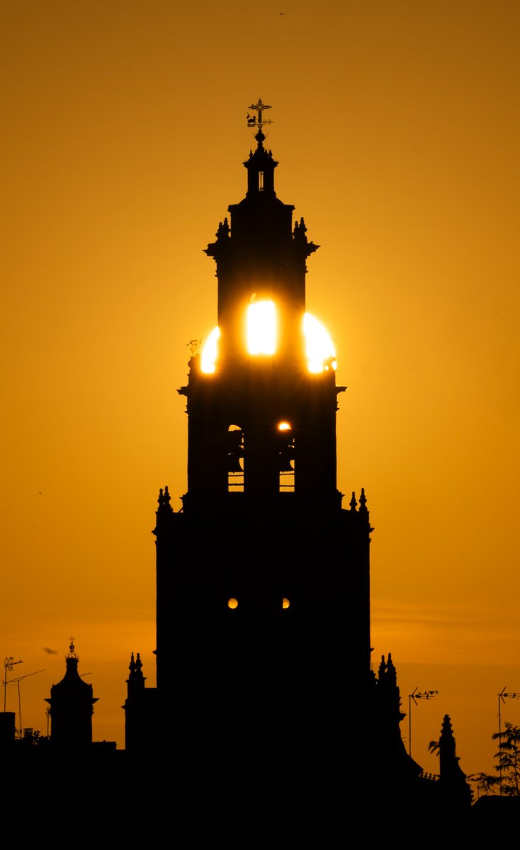 Atardeceres en Utrera.
"Que cada paso que des te lleve a los mejores atardeceres" (Anónimo).
📷 Parroquia Santa María de la Mesa
#Utrera #turismoutrera #atardeceresmagicos