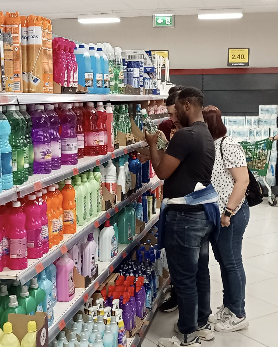 PIFE_'s tweet photo. 🛒 ¡Así se aprende mejor! El grupo de alumn@s del curso de Operaciones Auxiliares en el Punto de Venta, que realizamos junto a #Inserta ha salido del aula para ver de cerca cómo funciona un comercio por dentro.
@Fundacion_ONCE @portalento_ https://t.co/wP9xadGzjO