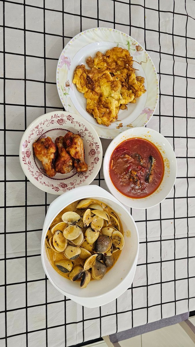 by_babykim's tweet image. Sekian lama aku xmasak wei 🤧 reall dapur aku jarang berasap hahaha ..so here for today.. 

💎 buttermilk clam 
💎 Sardin 
💎 ayam goreng
💎 telur dadar 

Habis wei adik2 aku makan 🤣 sedap gak aku masak arini menjadi 🤟

#babykiminThekitchen #mainmasak2