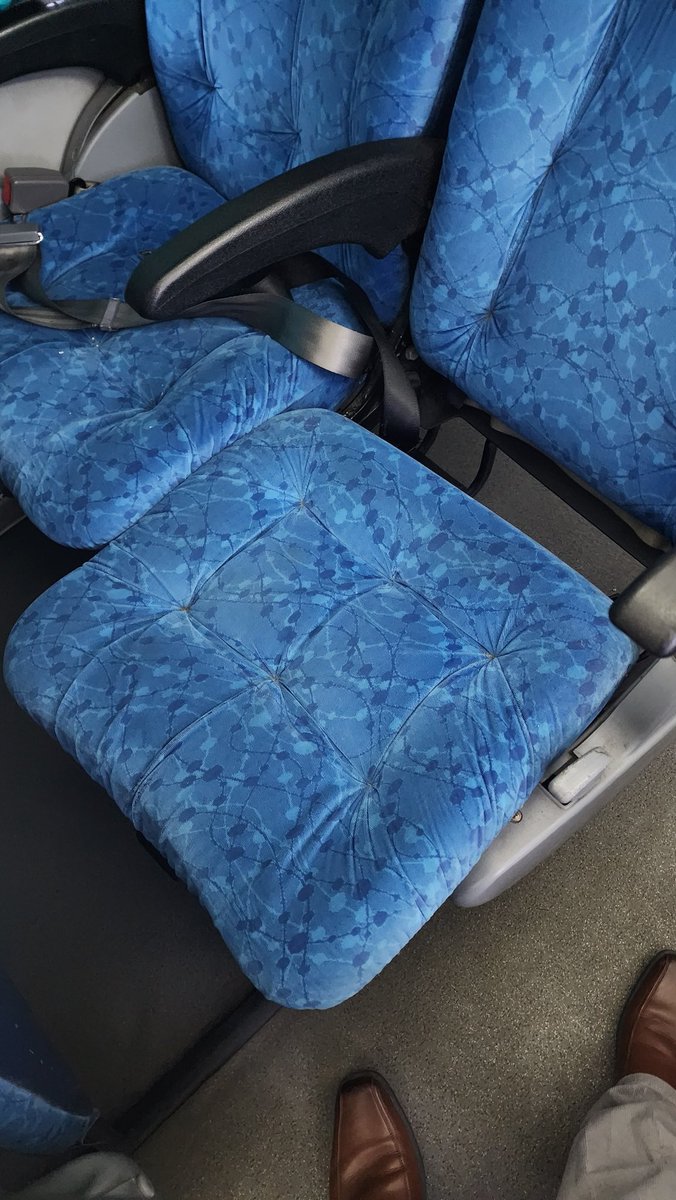 rebel_malero's tweet photo. Sres @turbuschile viajo siempre en el turbus quintero-stgo (parada en concón 6:15am) y el bus no puede ser peor. La puerta del baño no cierra, asientos que se desarman, apoyabrazos que no funcionan, apoyapiés trancados, números de asientos borrados, entre otros https://t.co/mQ80Z3TN2O