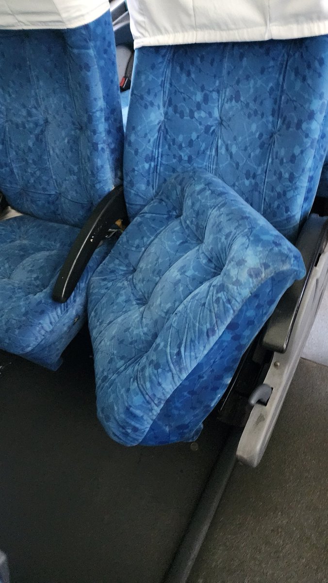 rebel_malero's tweet photo. Sres @turbuschile viajo siempre en el turbus quintero-stgo (parada en concón 6:15am) y el bus no puede ser peor. La puerta del baño no cierra, asientos que se desarman, apoyabrazos que no funcionan, apoyapiés trancados, números de asientos borrados, entre otros https://t.co/mQ80Z3TN2O
