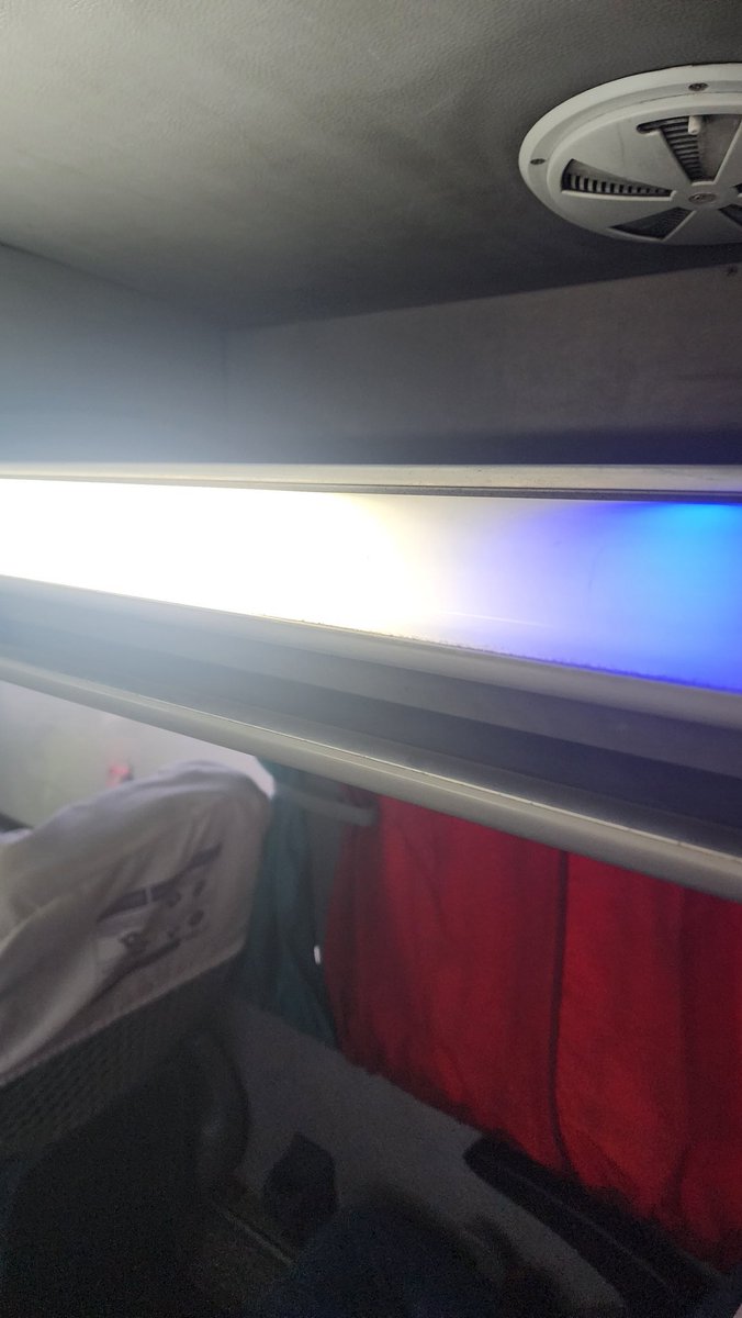 rebel_malero's tweet photo. Sres @turbuschile viajo siempre en el turbus quintero-stgo (parada en concón 6:15am) y el bus no puede ser peor. La puerta del baño no cierra, asientos que se desarman, apoyabrazos que no funcionan, apoyapiés trancados, números de asientos borrados, entre otros https://t.co/mQ80Z3TN2O