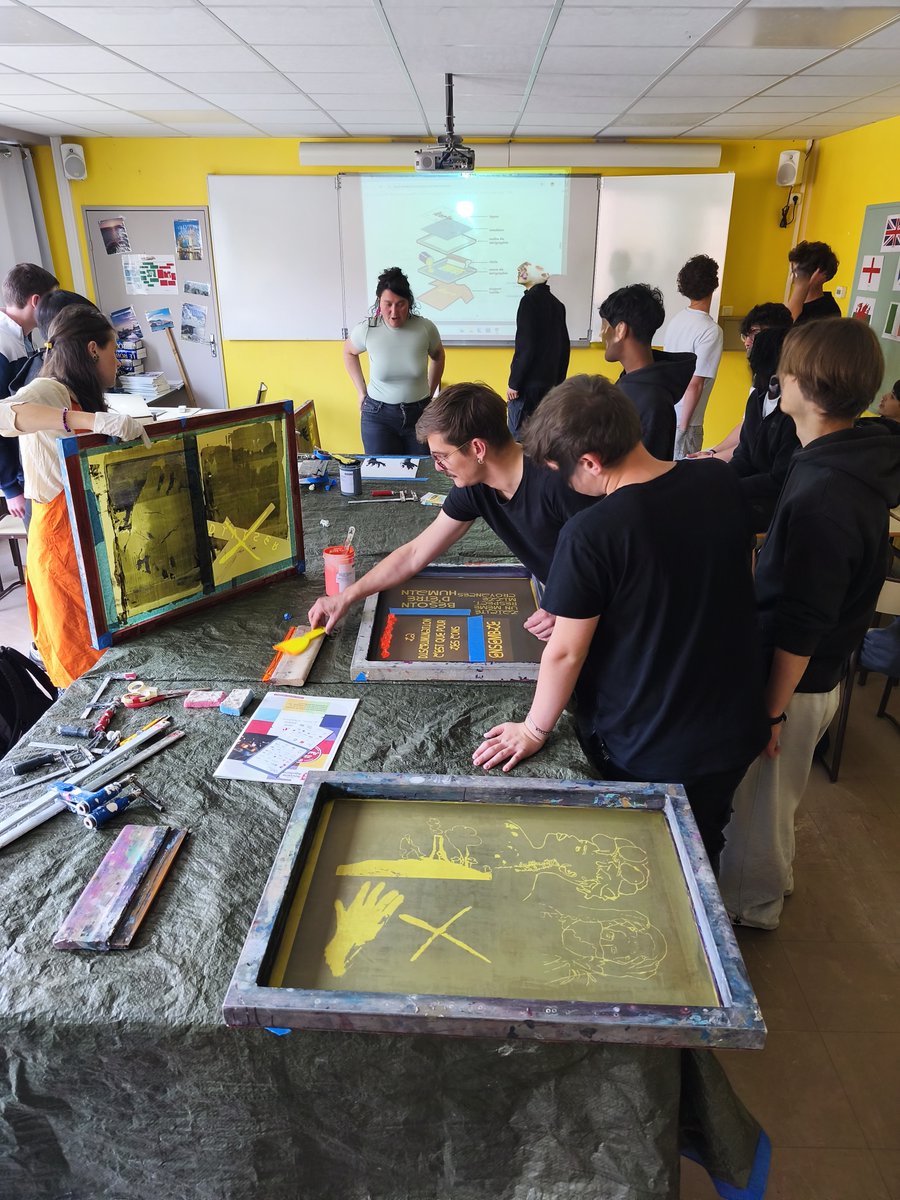 Nos élèves de 2OTL et 2MV1 finalisent leur projet encadrés par les artistes.
Aujourd'hui sérigraphie et confection d'affiches.
Exposition prévue à la rentrée prochaine!

#parcourscitoyen
#valeursdelaRépublique
#laïcité
#faireensemble