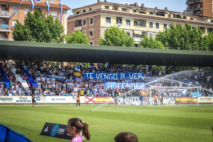 javivazquez24's tweet photo. Cuando una afición y una plantilla se unen de una manera tan potente e incondicional, conseguir algo tan grande siempre es más fácil. Gracias afición, gracias plantilla. Ascenso a 1RFEF. Que suerte haberos tenido. Vaya pasada. @CFTalavera #talaisonfire #nosvieronvolver https://t.co/4d58uMhbbU