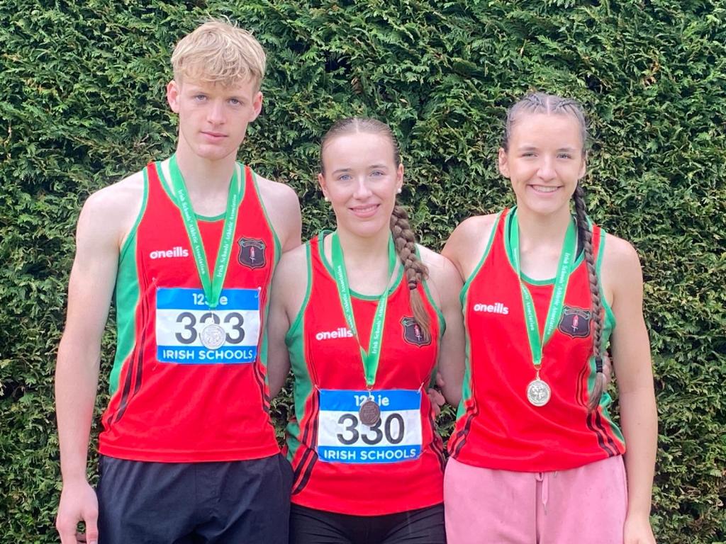 Mór comhghairdeas lenár lúthchleasaithe a thug 3 bhonn abhaile leo ó Chomórtas Scoileanna na hÉireann. Ruaidhrí 2ú sa chliathrás 400m, Orna 3ú i gcaitheamh an oird agus Shonagh 2ú áit sa léim chuaille. Go mba fada buan sibh!