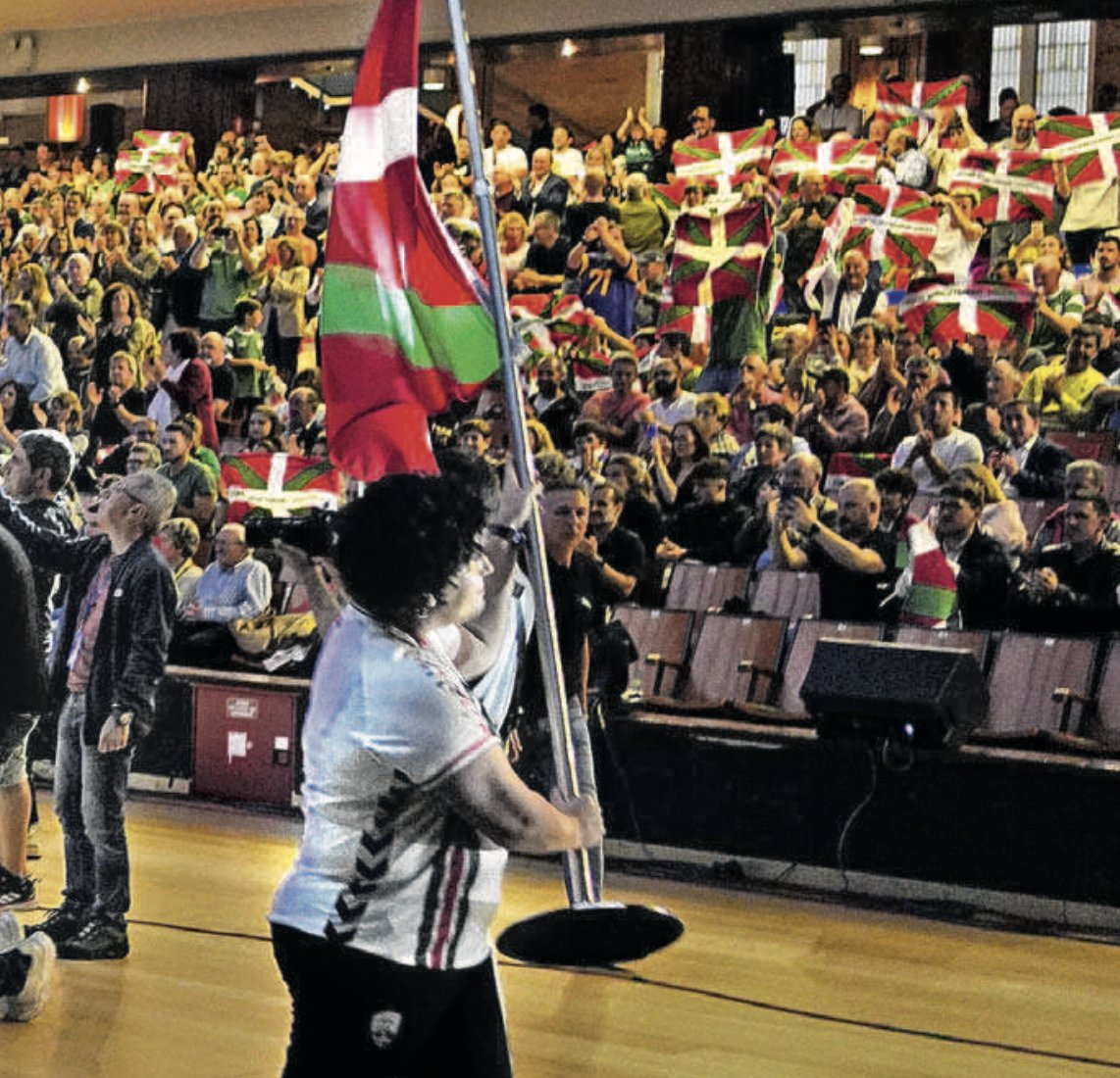 🔴Tremenda BAJADA DE PANTALONES
‼️La selección vasca en competición oficial contra la española y todos encantados, todos menos quienes defendemos España como la nación de todos, como la selección de todos.
🔴Sánchez CULPABLE, capaz de acabar con nuestro país por su sillón.