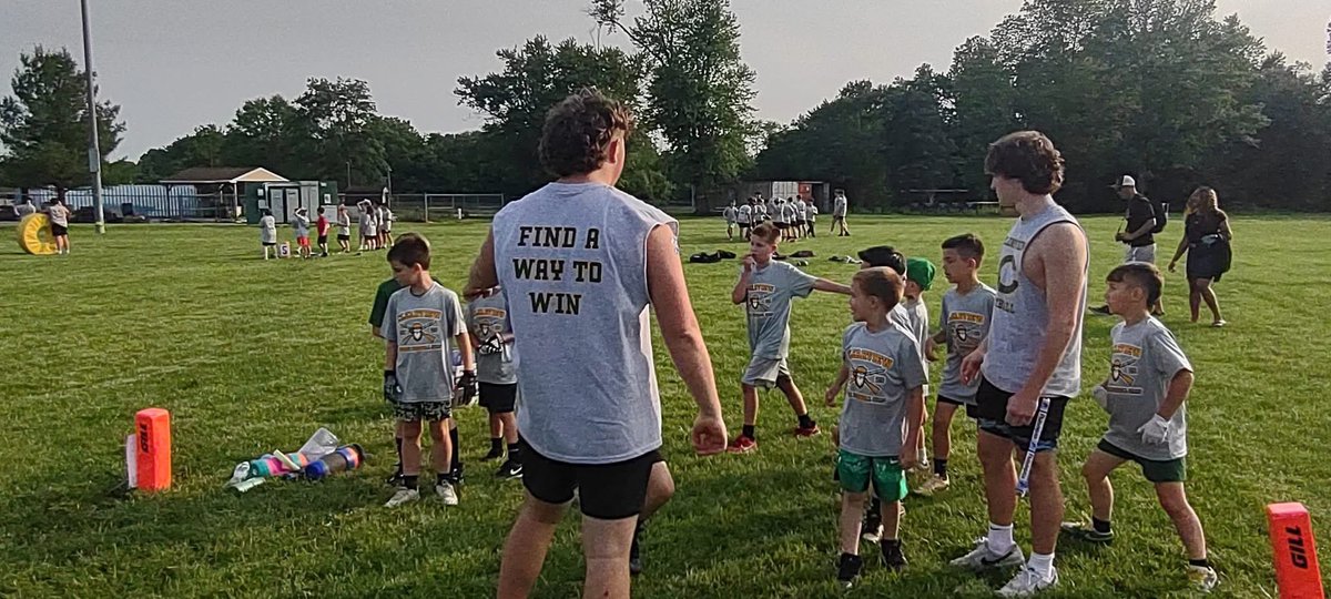 ClearviewFB's tweet photo. Scenes from the first night of the Annual Clearview Youth Football and Cheerleading Camp. The current high school Pioneers lending a helping hand to the future generation of Pioneers.
#FINDAWAYTOWIN
#FORTHE08062
@viewathletics @wilson2882 @AmarCoach https://t.co/yPWDPzPGRq
