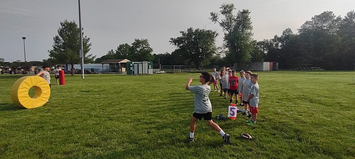 ClearviewFB's tweet photo. Scenes from the first night of the Annual Clearview Youth Football and Cheerleading Camp. The current high school Pioneers lending a helping hand to the future generation of Pioneers.
#FINDAWAYTOWIN
#FORTHE08062
@viewathletics @wilson2882 @AmarCoach https://t.co/yPWDPzPGRq