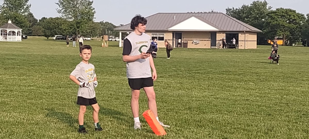 ClearviewFB's tweet photo. Scenes from the first night of the Annual Clearview Youth Football and Cheerleading Camp. The current high school Pioneers lending a helping hand to the future generation of Pioneers.
#FINDAWAYTOWIN
#FORTHE08062
@viewathletics @wilson2882 @AmarCoach https://t.co/yPWDPzPGRq