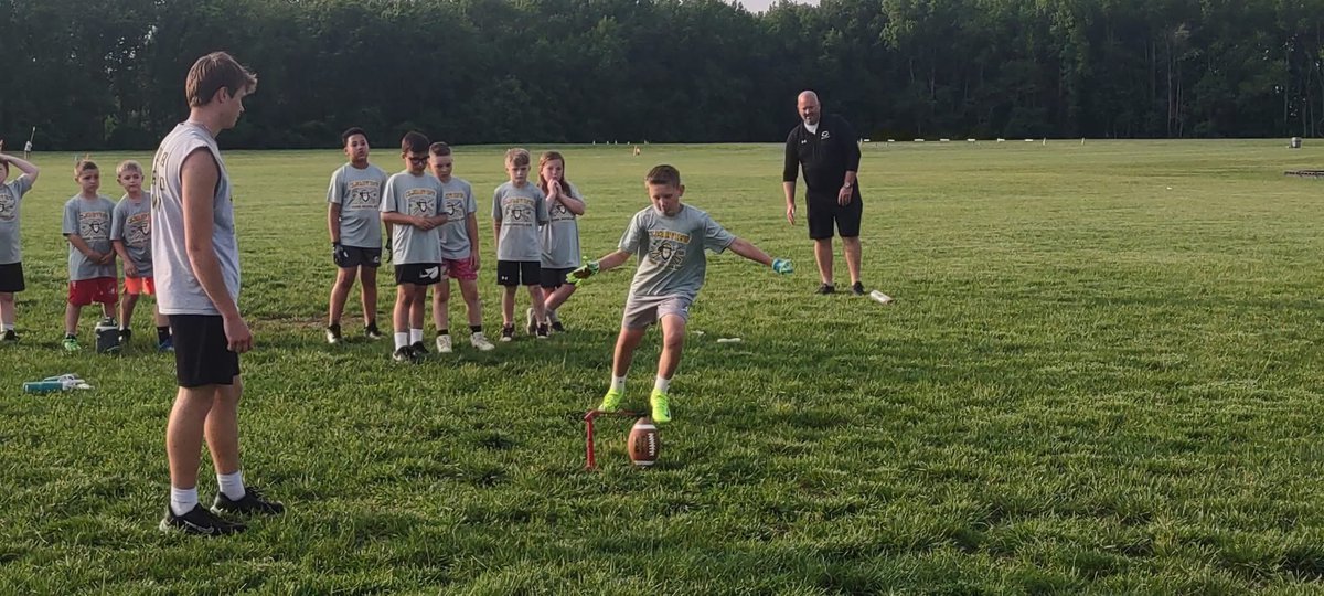 ClearviewFB's tweet photo. Scenes from the first night of the Annual Clearview Youth Football and Cheerleading Camp. The current high school Pioneers lending a helping hand to the future generation of Pioneers.
#FINDAWAYTOWIN
#FORTHE08062
@viewathletics @wilson2882 @AmarCoach https://t.co/yPWDPzPGRq