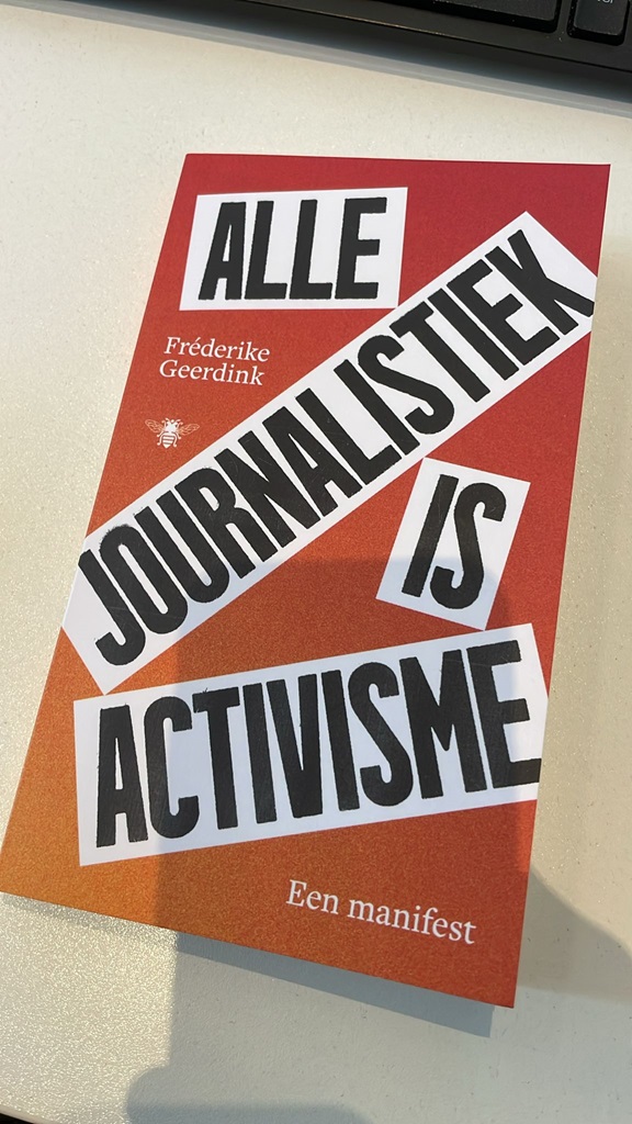 Vers van de pers! Boeken aangekomen bij uitgeverij, morgen stapeltje bij mij, 12 juni in de winkel :-) Reserveer vast, en vraag ernaar bij de plaatselijke boekhandel (dan kopen ze het sneller in)! debezigebij.nl/boek/alle-jour… #AlleJournalistiek