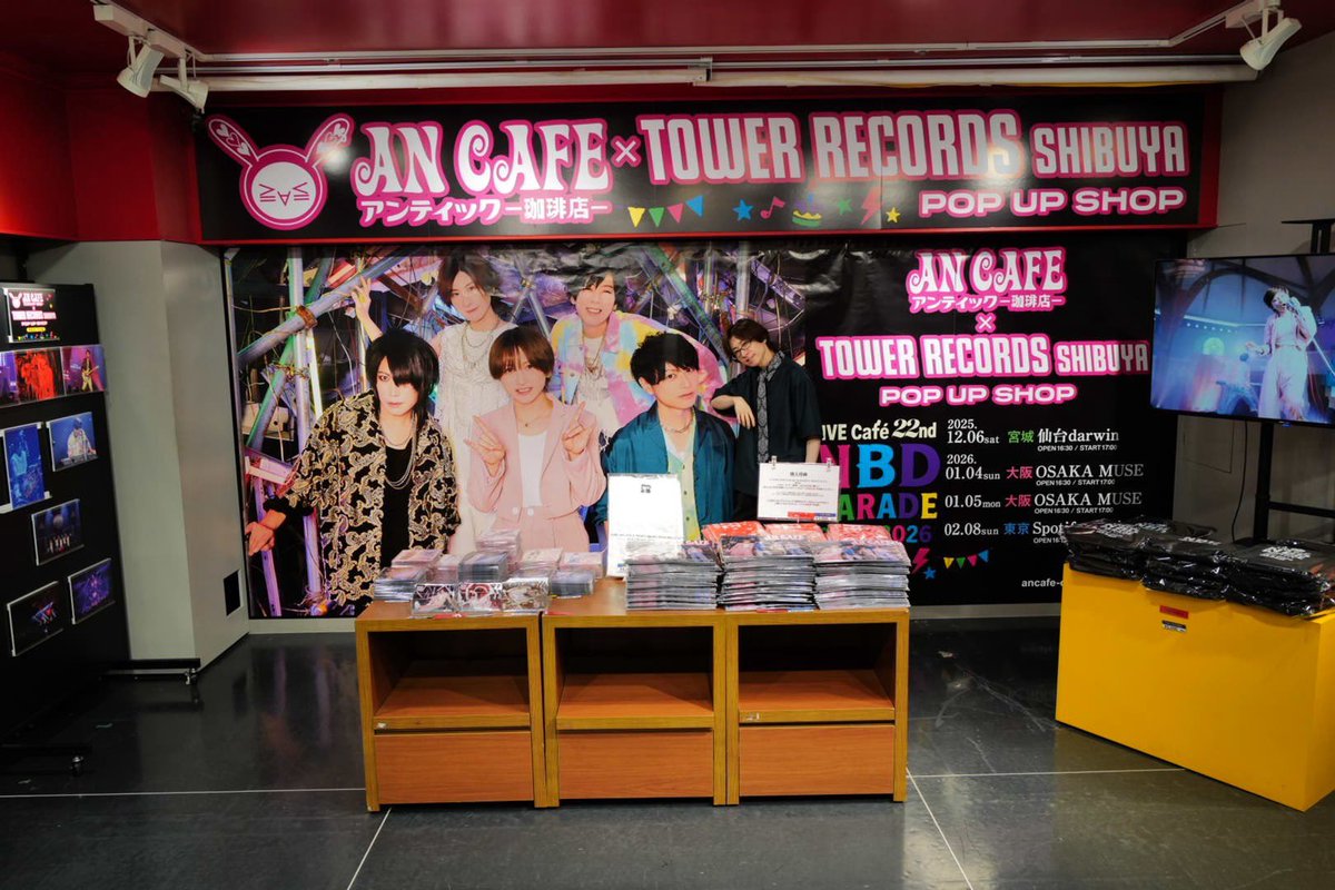 アンティック-珈琲店- 
　　　　× 
TOWER RECORDS POP UP SHOP

早速NYAPPYさんと行ってきました！すでにたくさんのカフェっ仔が来てくれたみたいで、どうもありがとうございます✨✨

takuyaさんの肩にもたれるもよし、輝喜さんと手を合わせてみるもよし、楽しみ方は様々！🙌