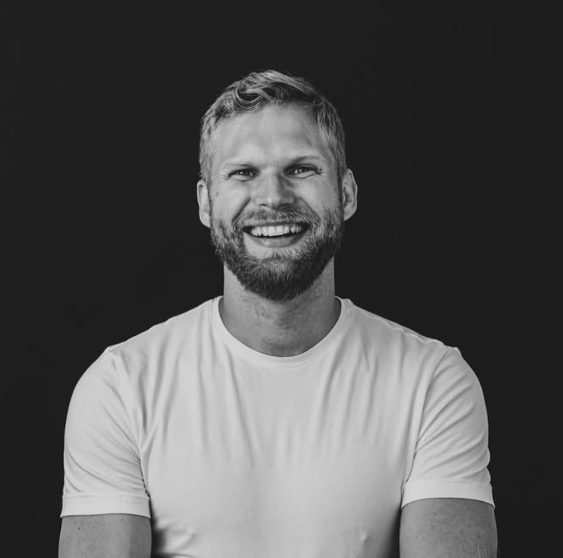 Jussi-Pekka Savolainen <a href="/jussipekkaolavi/">JP Savolainen ⚽️</a> on seminaarin kolmas alustaja!

Viime aikoina hän on tullut tutuksi Progressão-projektista (<a href="/Progressaofi/">Progressão</a>). Savolaisen aiheena ”Ajatuksia maalinteosta ja sen edustavasta harjoittelusta”.

#koripallo #jalkapallo #salibandy #jääkiekko