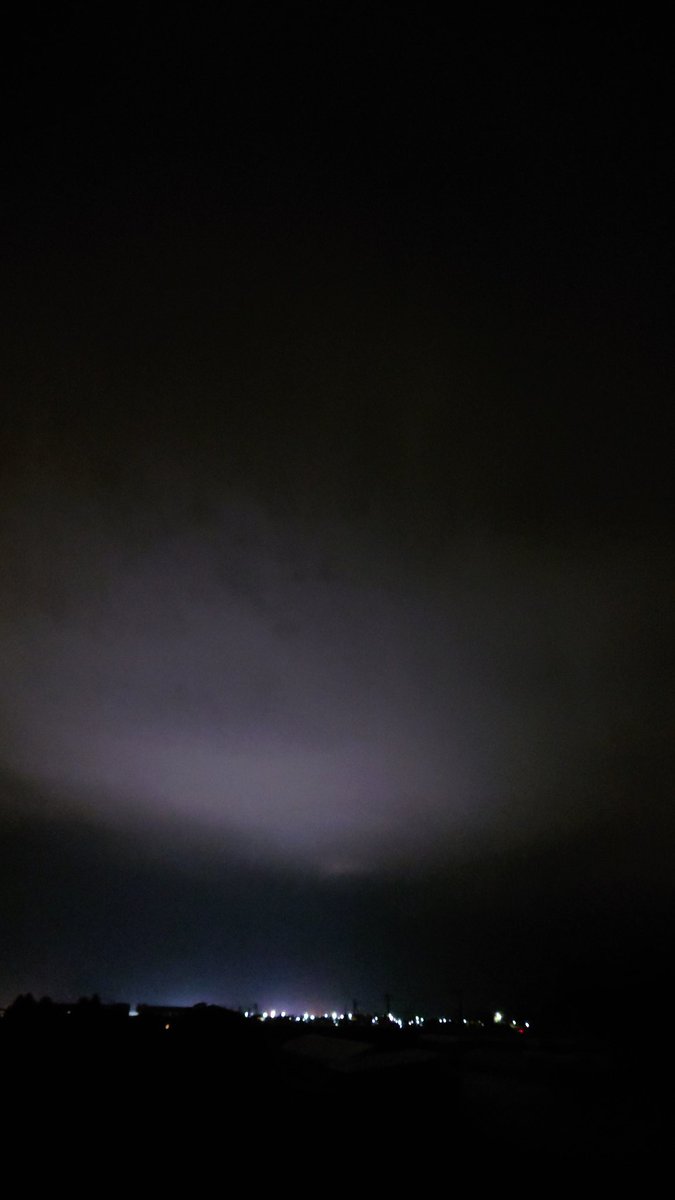 今空です。カエルの鳴き声の中に雨音が聞こえてます。