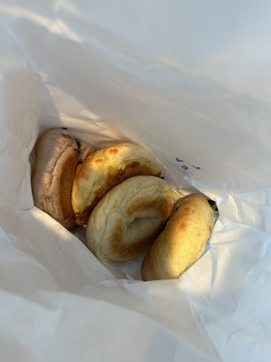 밍구에게 왕창 베이글 선물 받은 빵친년은 
좋아서 기절합니다🤩🫧😁