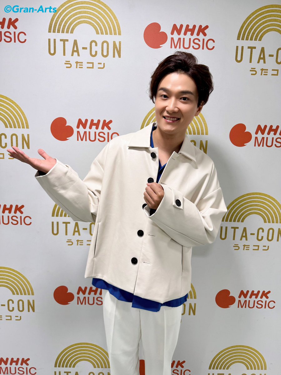 Gran_Arts's tweet photo. 【#井上芳雄】
#うたコン「1978年ヒット曲特集」に生出演しました🌈
井上は「ブルースカイブルー」「雨が止んだら」を歌わせて頂きました☂️
#雨が止んだら で傘を使った素敵なパフォーマンスをしてくれたミュージカルスターを志す16名の皆さんと😊
振付は #宮河愛一郎 さん✨
ありがとうございました🫶 https://t.co/Ooi3HBTM0Y