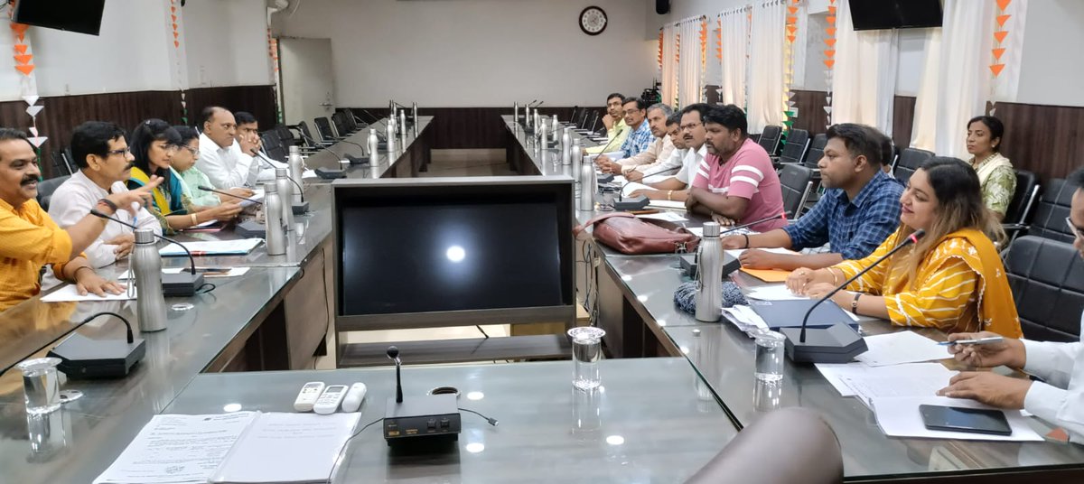 PraptiSunny's tweet photo. BOD meeting of Redcross Society with collecter abinash sir CMHO kaushik sir n Prapti Washani
#servehuManity 
#megablooddonation
#siclingAwarenessProgramme @GovernorCG @DelhiIrcs @cg_redcross @Pardeep80824774 @rashtrapatibhvn @BJP4India @PMOIndia @RedCross https://t.co/0vDXtfmU7x