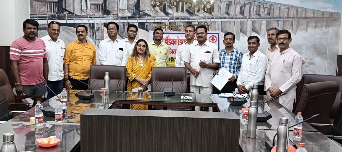 PraptiSunny's tweet photo. BOD meeting of Redcross Society with collecter abinash sir CMHO kaushik sir n Prapti Washani
#servehuManity 
#megablooddonation
#siclingAwarenessProgramme @GovernorCG @DelhiIrcs @cg_redcross @Pardeep80824774 @rashtrapatibhvn @BJP4India @PMOIndia @RedCross https://t.co/0vDXtfmU7x