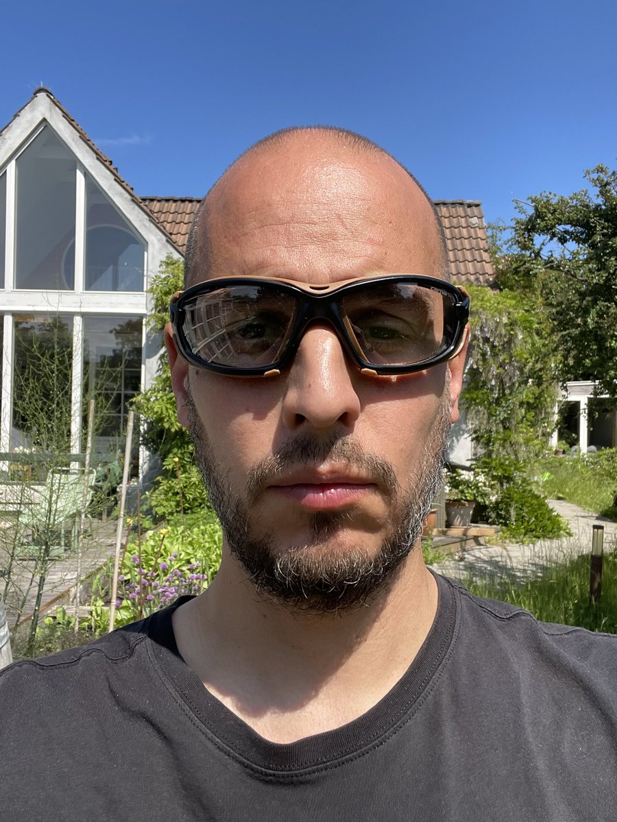 I kigger på en kastreret mand. 

Og det er en hatecrime mod mig, at de ikke fås i pink.