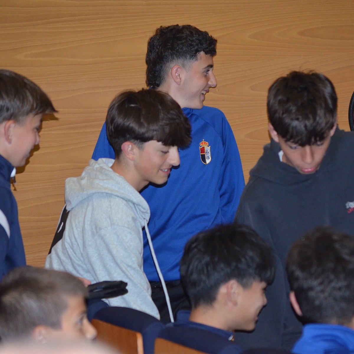 Caras de ilusión, sonrisas verdaderas y sueños que empiezan a tomar forma, porque esto va mucho más allá del fútbol... 

Impulsando sueños, formando personas 🤍

#campusdenissuarez #impulsandosueños #formandopersonas #futbolconvalores #futbolbaseasturias #denissuarezfoundation