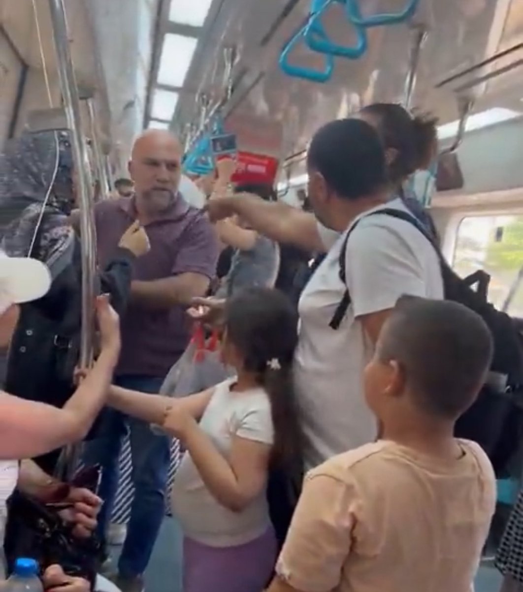 🔴 "Başörtümü kastederek hakaret içerikli konuşmalar yaptı" 

Marmaray'da yumruklu saldırıya uğrayan adamın en başta tartıştığı genç kızın ifadesi ortaya çıktı:

"Trene binerken bana 'çekil buradan, niye burada duruyorsun, çocuklarımla geçemiyorum' gibi şeyler söyledi ve trene