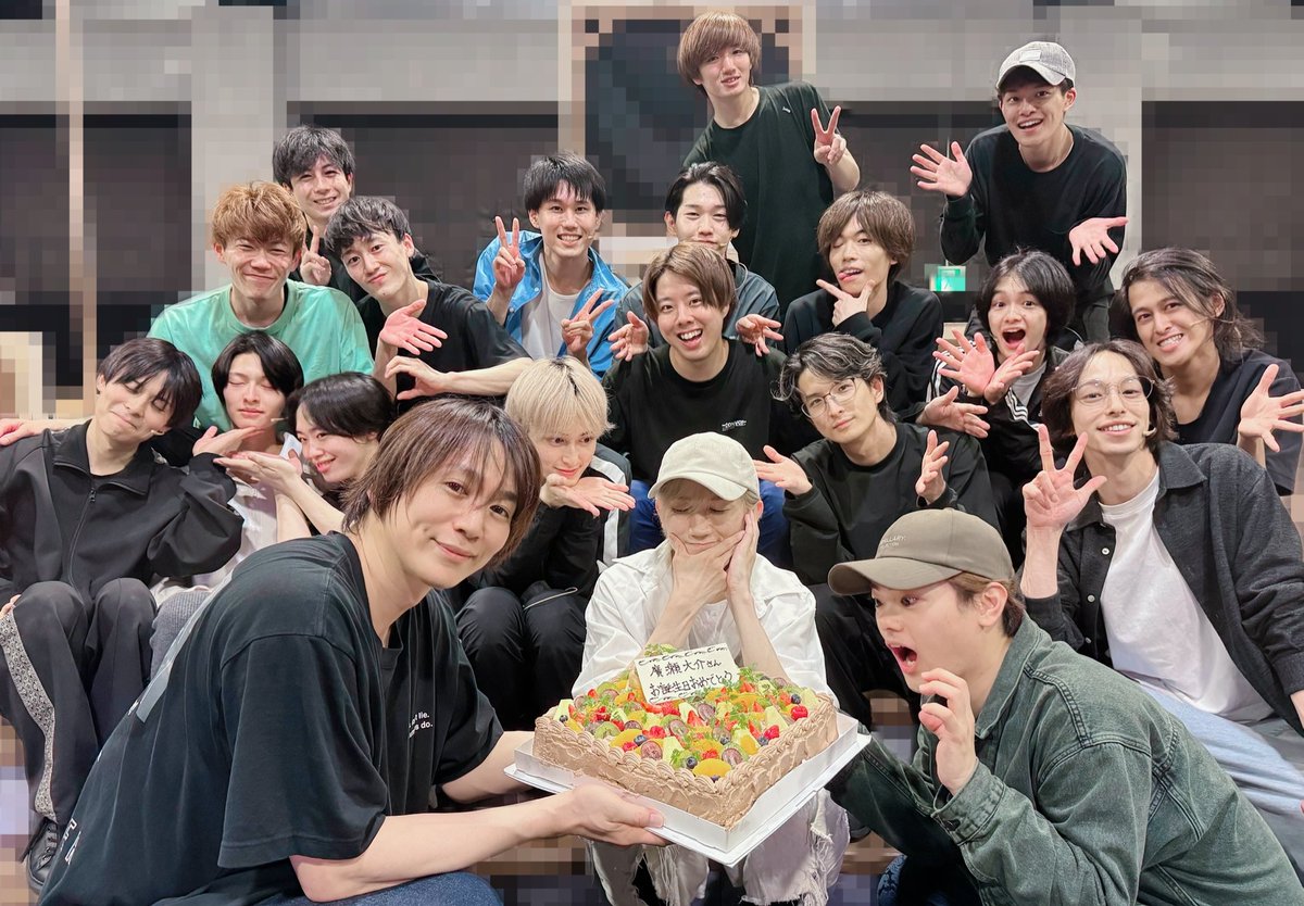hetamu_official's tweet photo. 本日6/3は、イギリス役・廣瀬さんのお誕生日!!
稽古場みんなでお祝いさせていただきました🎂✨
廣瀬さんお誕生日おめでとうございます!!

「A tender world」の世界ではどのような活躍を見せてくれるのでしょうか✨どうぞご期待ください🚩
#ヘタミュ https://t.co/XeJSz1aqwu