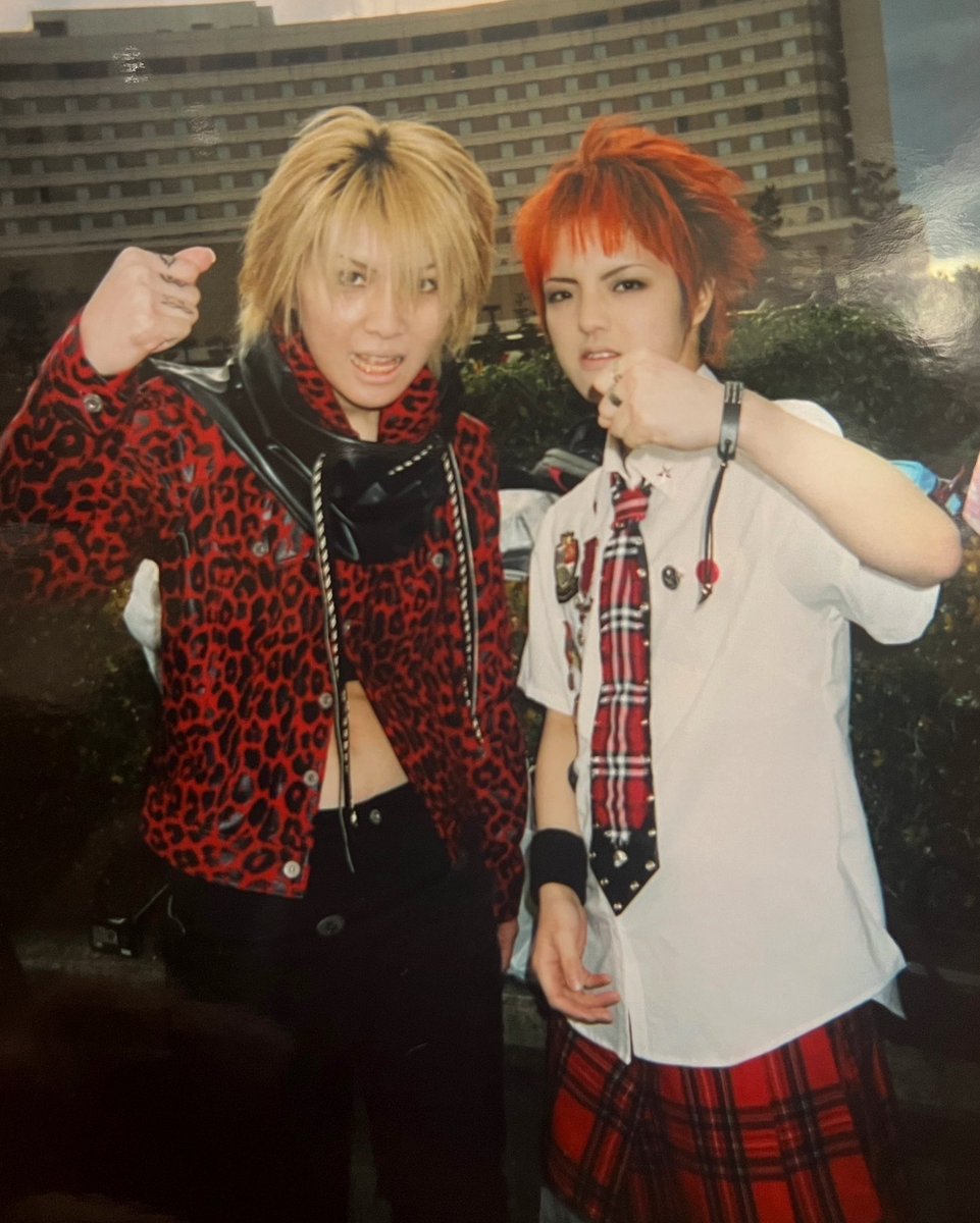 dic_saiga's tweet photo. 教えて頂いたスキャンで読み込む事もせず…アナログなままアップする翁…ｺﾞﾎｯｺﾞﾎｯ

昔、だいぶこすった写真も一枚ありますが。
潤さん本人のツートンは信じられないくらい可愛かったなー！

涼ちんの許可取ったので、一緒の写真もアップ。
心霊写真みたいな加工は許して。
#絶賛PIERROT懐古厨 https://t.co/WGvvT92ASW