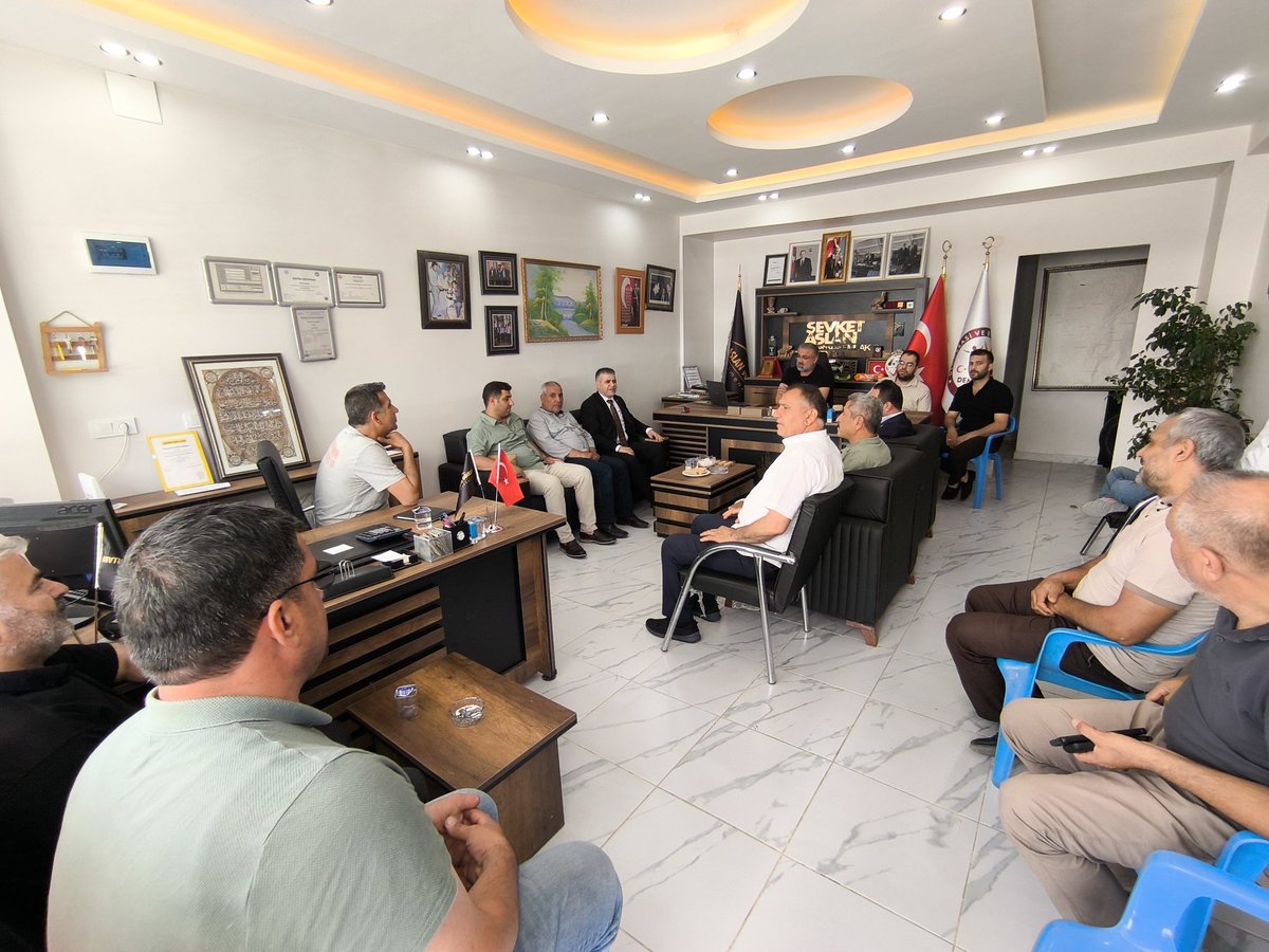 yusufaslan_02's tweet photo. Sağlık-Sen Genel Başkan Yardımcısı Yasin Barutçu @yasinbarutcu02 ve Adıyaman Şube Başkanı Yakub Çelik @CelikYakub Derneğimizi Ziyaret Etti

Sağlık-Sen Genel Başkan Yardımcısı Sayın Yasin Barutçu ve Adıyaman Şube Başkanı Sayın Yakub Çelik, derneğimizi ziyaret ederek bizleri onurlandırdılar.

Ziyaret kapsamında sağlık çalışanlarının güncel durumu, sendikal faaliyetler ve bölgesel çalışmalar üzerine verimli bir görüşme gerçekleştirildi. Nazik ziyaretlerinden dolayı Sayın Barutçu ve Sayın Çelik’e teşekkür ediyor, sendikal mücadelelerinde başarılar diliyoruz.
@MetinerBasin @dembirderkahta