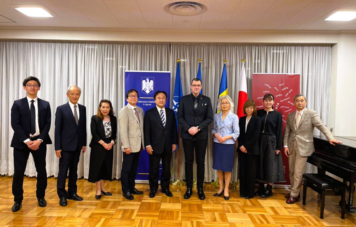 Una dintre cele mai active asociații culturale româno-japoneze, „Romanian Music Society in Japan”, a vizitat astăzi Ambasada României la Tokyo pentru un bilanț al activității. Le mulțumesc oaspeților noștri pentru prietenia pe care o poartă României: Masahiko Ukai, Hirokazu