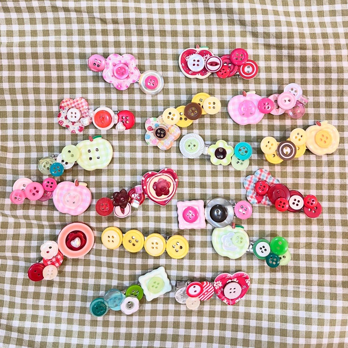bluebaconx's tweet photo. ฝากกิ๊บกระดุม ˗ˏˋ ♡ ´ˎ˗ Only One Object
น้องทุกคนเป็นงาน Handmade นะคะ ✦✧

ig : oooclubth ชิ้นละ 29-39฿ เองง https://t.co/0mVJP9znk0